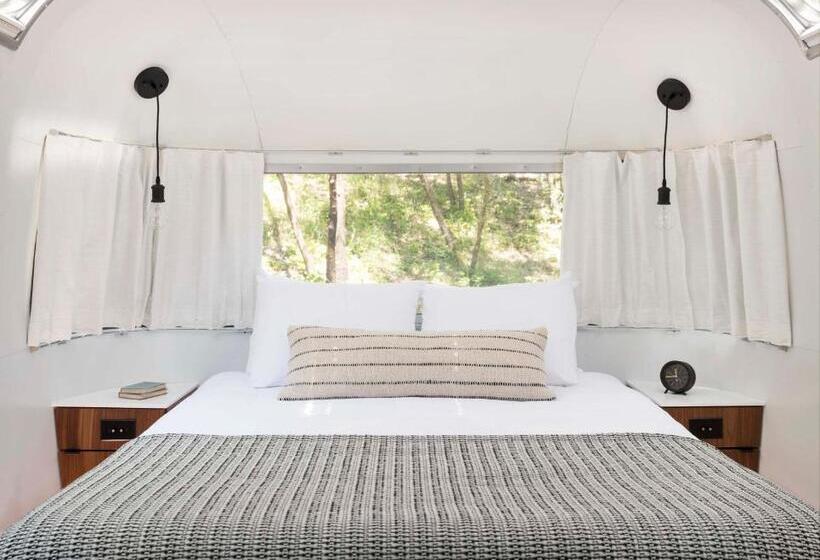 חדר בסיסי לשלושה, Autocamp Yosemite