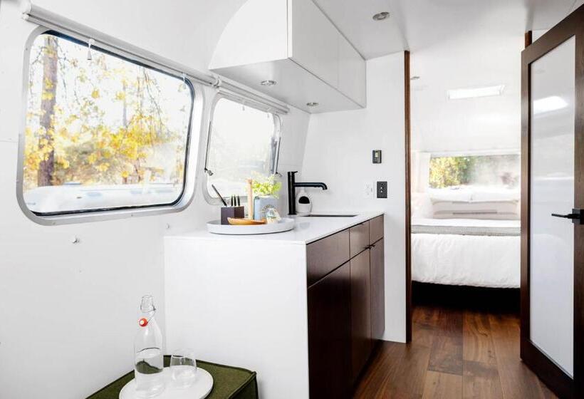 חדר בסיסי לשלושה, Autocamp Yosemite