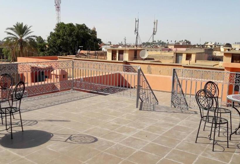 استودیو خانوادگی, Silia