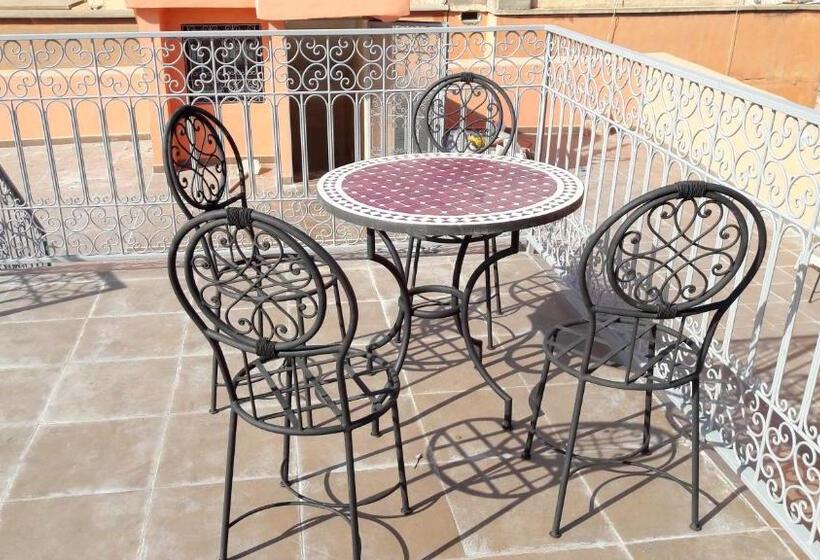 استودیو خانوادگی, Silia