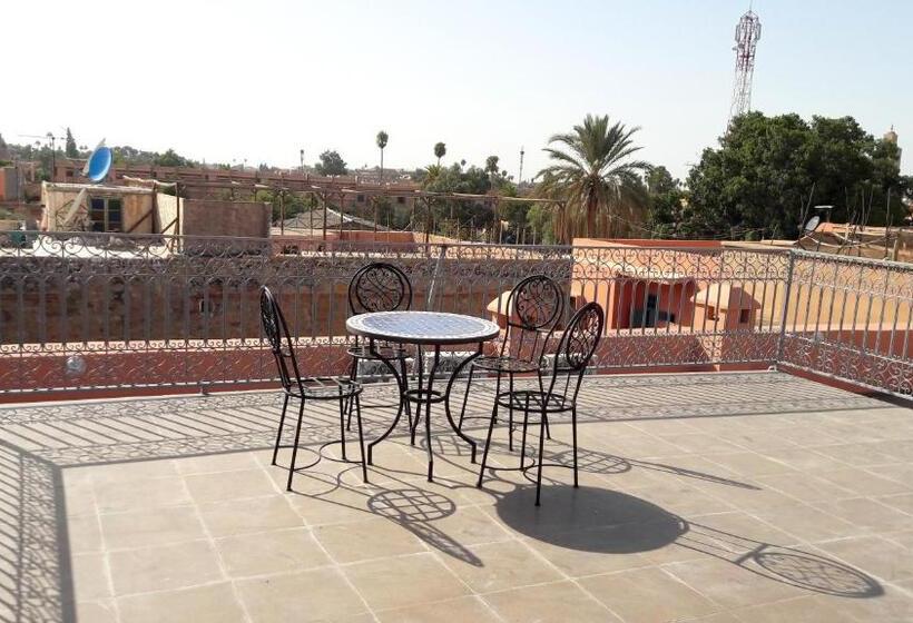 استودیو خانوادگی, Silia