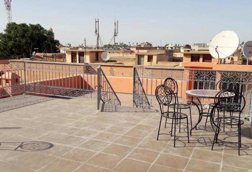 استودیو خانوادگی, Silia