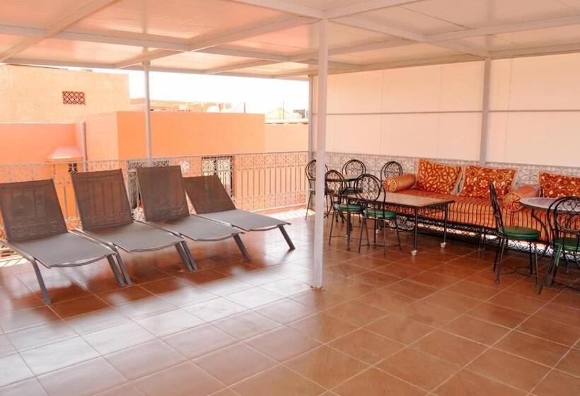 استودیو خانوادگی, Silia