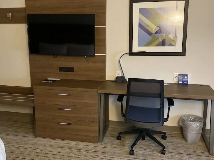 身障者適用スイートルーム, Holiday Inn Express & Suites Junction, An Ihg