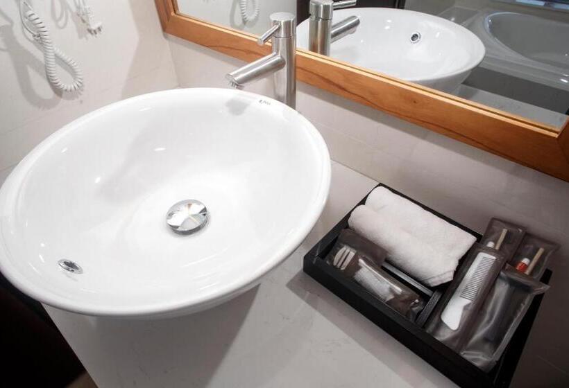 اتاق استاندارد سه تخته با بالکن, Lily Apartment