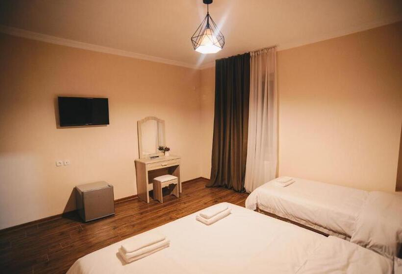 اتاق استاندارد سه نفره, Sani Kutaisi