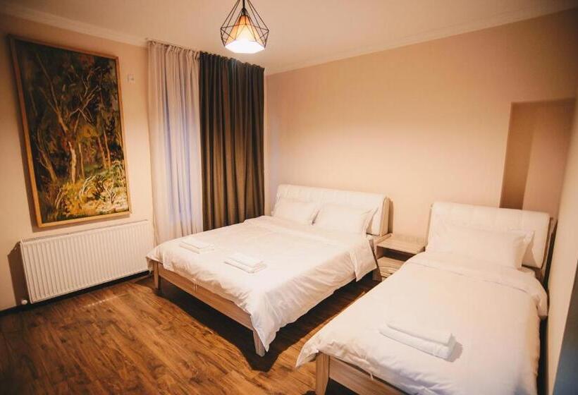 اتاق استاندارد سه نفره, Sani Kutaisi