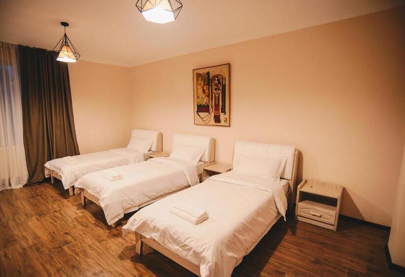 اتاق استاندارد چهار تخته, Sani Kutaisi