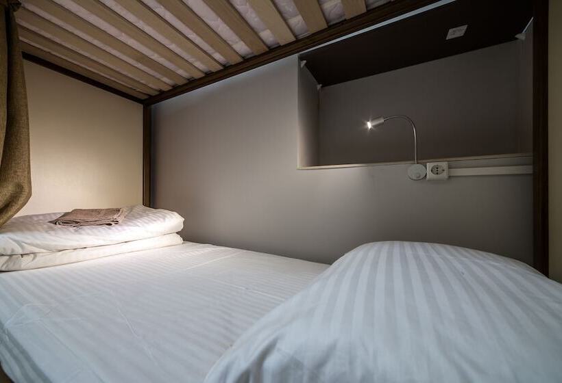 تختخواب در اتاق مشترک, Ostriv Hostel