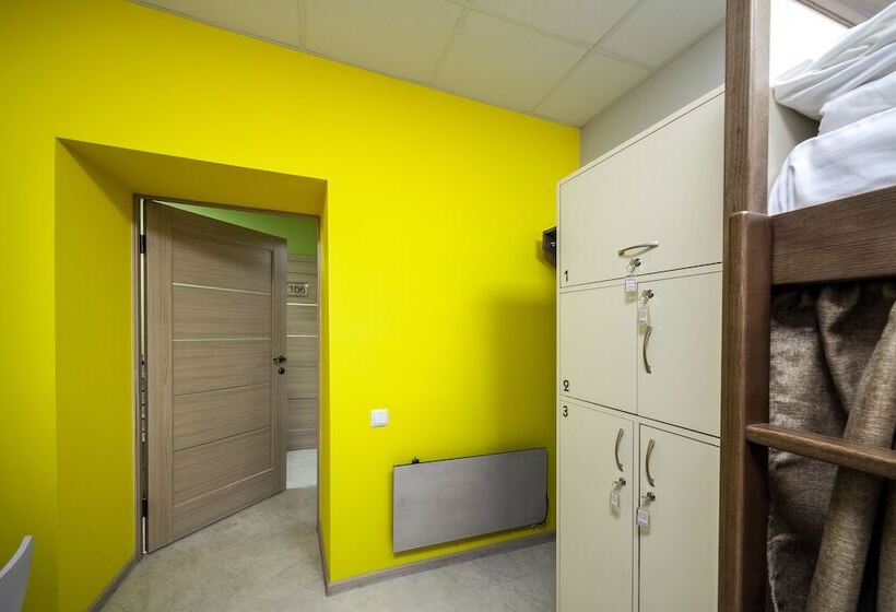 تختخواب در اتاق مشترک, Ostriv Hostel