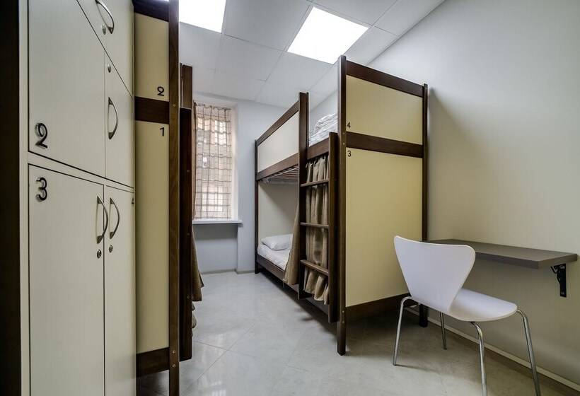 تختخواب در اتاق مشترک, Ostriv Hostel