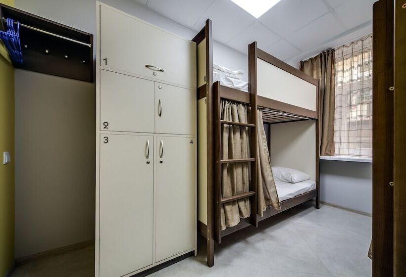 تختخواب در اتاق مشترک, Ostriv Hostel