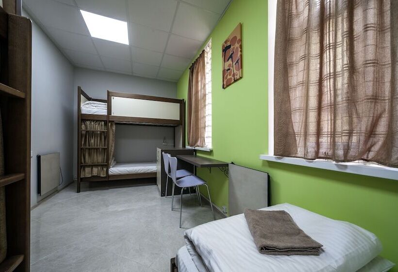 تختخواب در اتاق مشترک, Ostriv Hostel