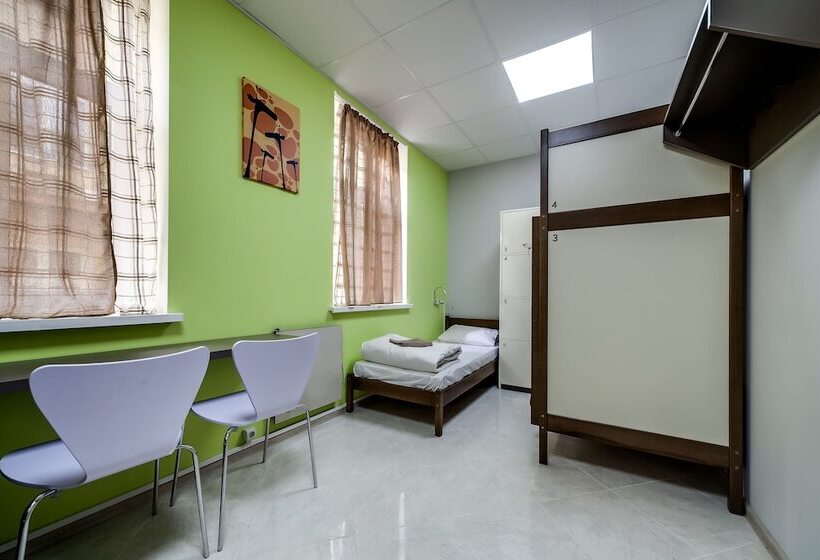 تختخواب در اتاق مشترک, Ostriv Hostel