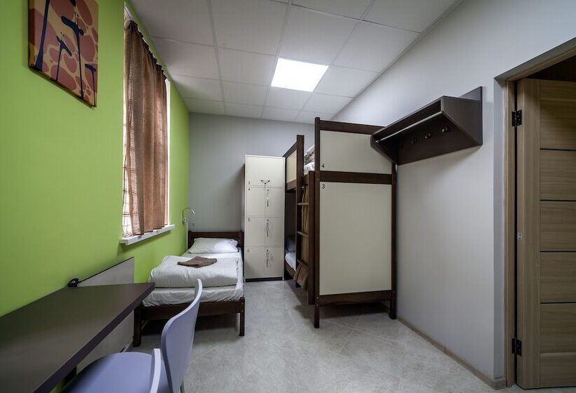 تختخواب در اتاق مشترک, Ostriv Hostel