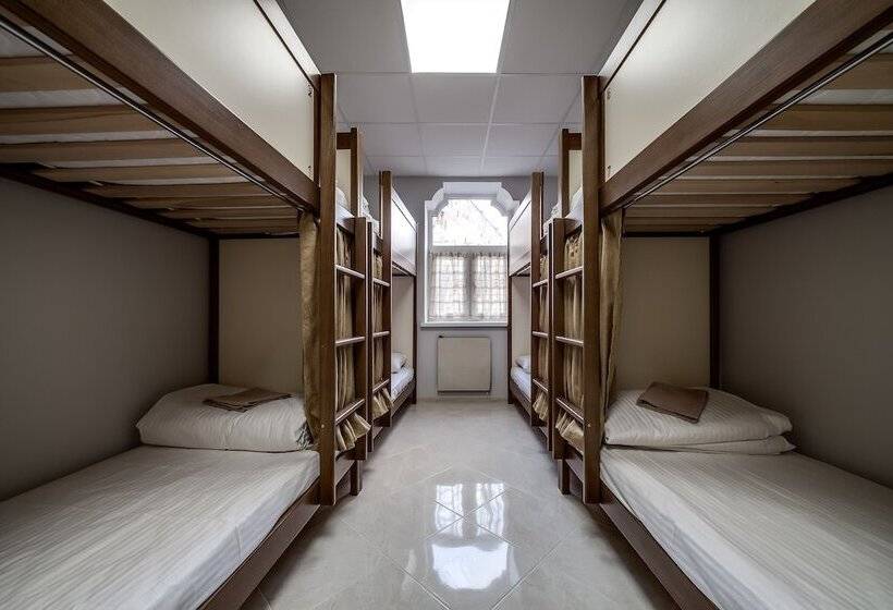 تختخواب در اتاق مشترک, Ostriv Hostel