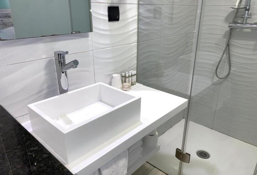 חדר משפחתי, By The Beach