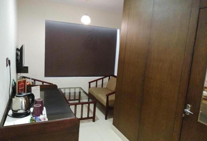 جناح جونيور مزوَّد بشرفة, Merlin International