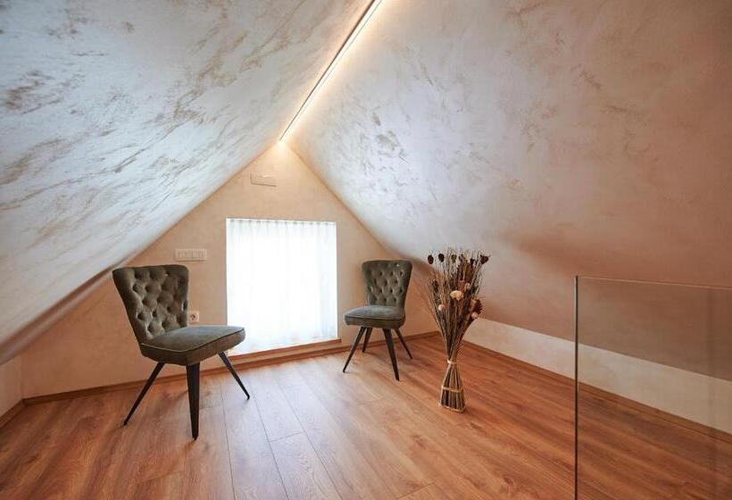 اتاق لوکس سه تخته, Hiša Ančka, Boutique Hotel & Maja Rooms