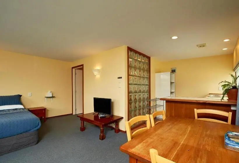استودیوی استاندارد, Sails Motel