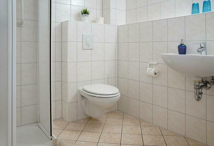 Номер Стандарт, Boootshaus   Am Spreeufer