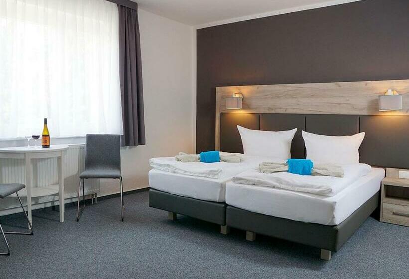 Номер Стандарт, Boootshaus   Am Spreeufer