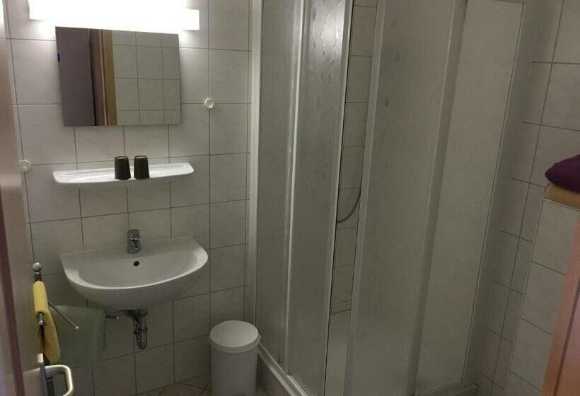 Номер Стандарт, Boootshaus   Am Spreeufer