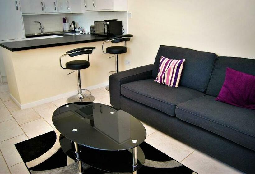 بنجلو قياسى, The Old Schoolhouse