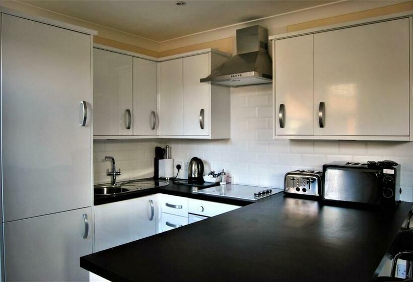 بنجلو قياسى, The Old Schoolhouse