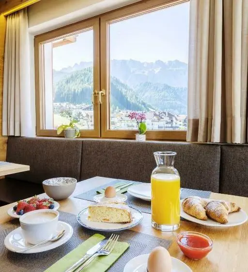اتاق ساده سه‌ نفره, Garni Charlotte