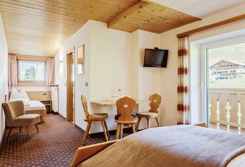 Bas Trippelrum, Garni Charlotte