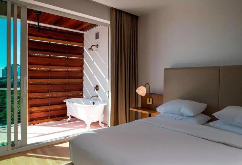 Deluxe Room King Size Bed