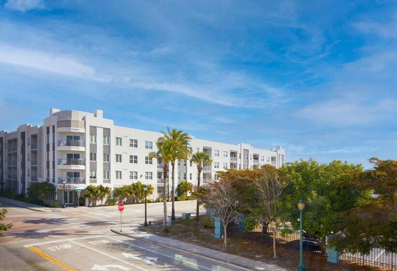 디럭스 주니어 스위트, The Sarasota Modern, A Tribute Portfolio