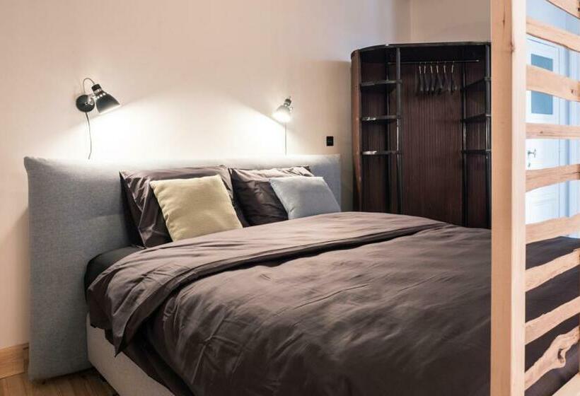 غرفة عائلية, 22b&b