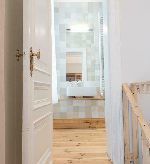 غرفة عائلية, 22b&b