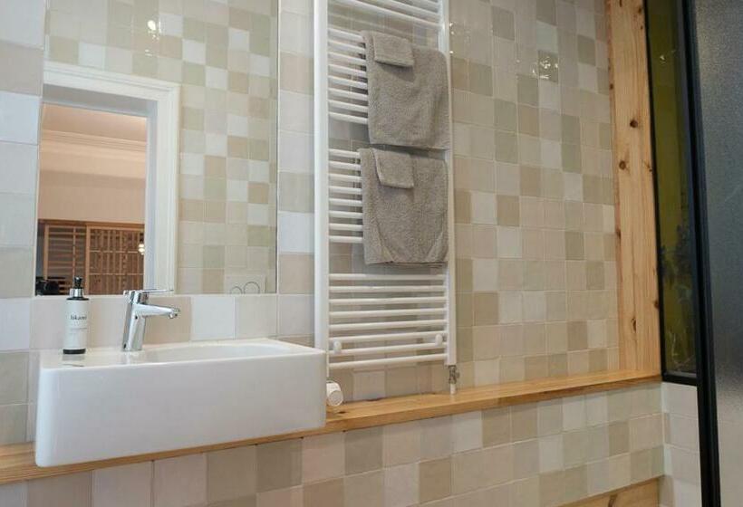 غرفة عائلية, 22b&b