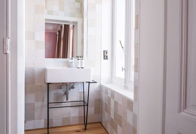 غرفة قياسية مزوَّدة بتراس, 22b&b