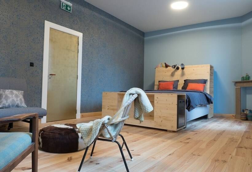 غرفة قياسية مزوَّدة بتراس, 22b&b