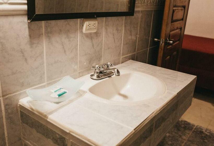 Quarto Economy Individual, Javy
