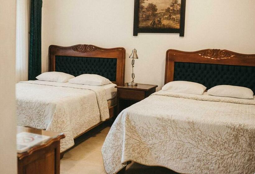 Quarto Estandar, Javy