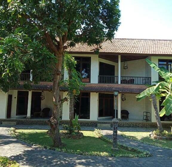 غرفة قياسية ثلاثية مزودة بشرفة, Rini