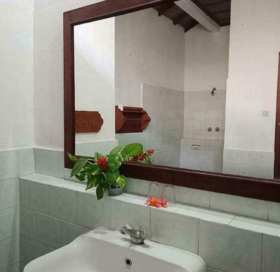 غرفة قياسية مزوَّدة بشُرفة, Rini