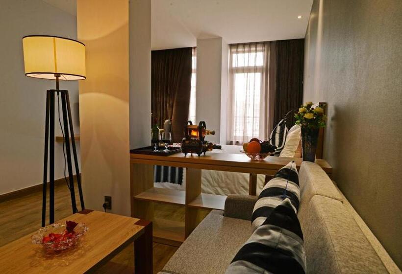 اتاق لوکس, Aiden Saigon