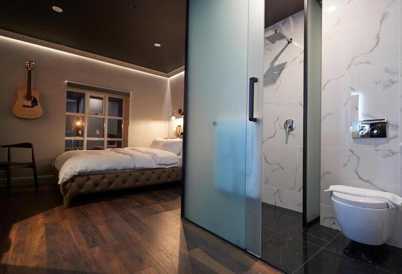 اتاق لوکس, Akureyri Dynheimar