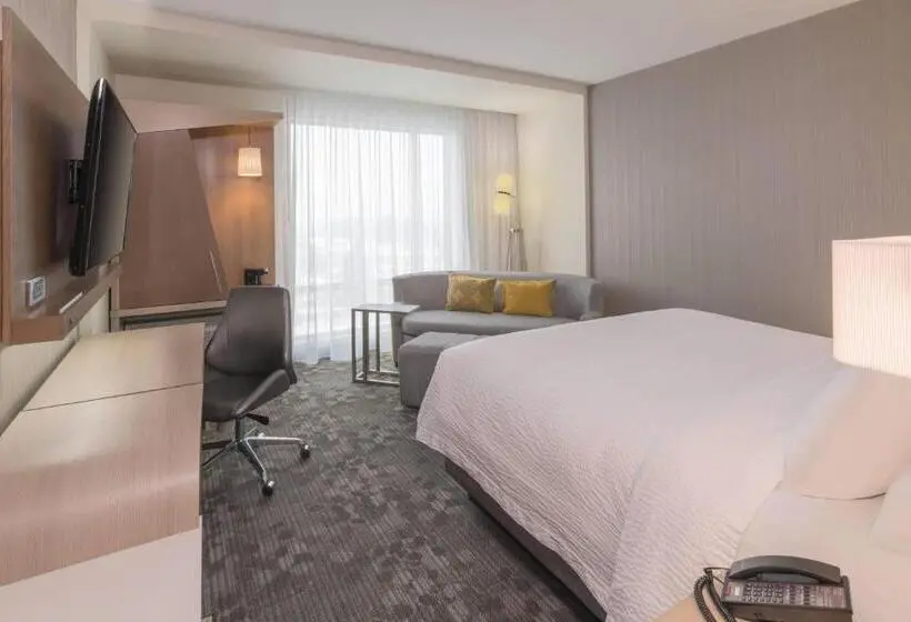 キングサイズベッドのスタンダードルーム, Courtyard By Marriott Burlington Oakville