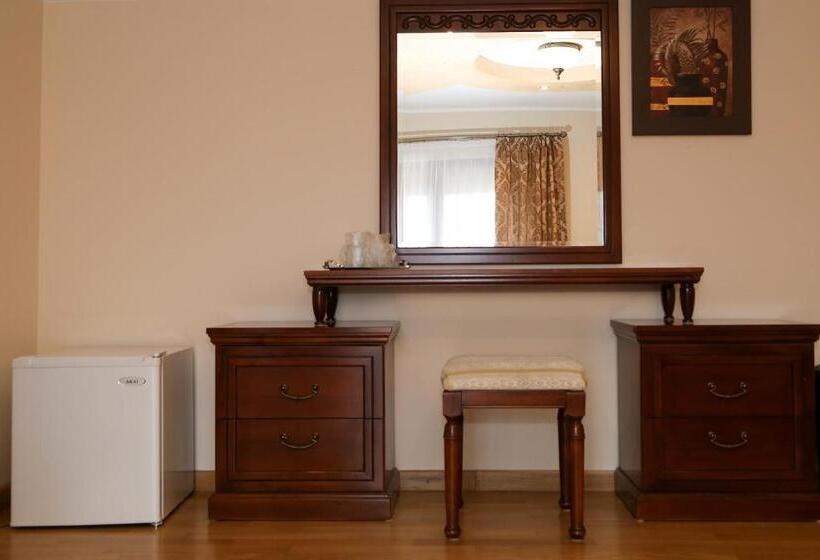 غرفة قياسية مزوَّدة بشُرفة, Oli House