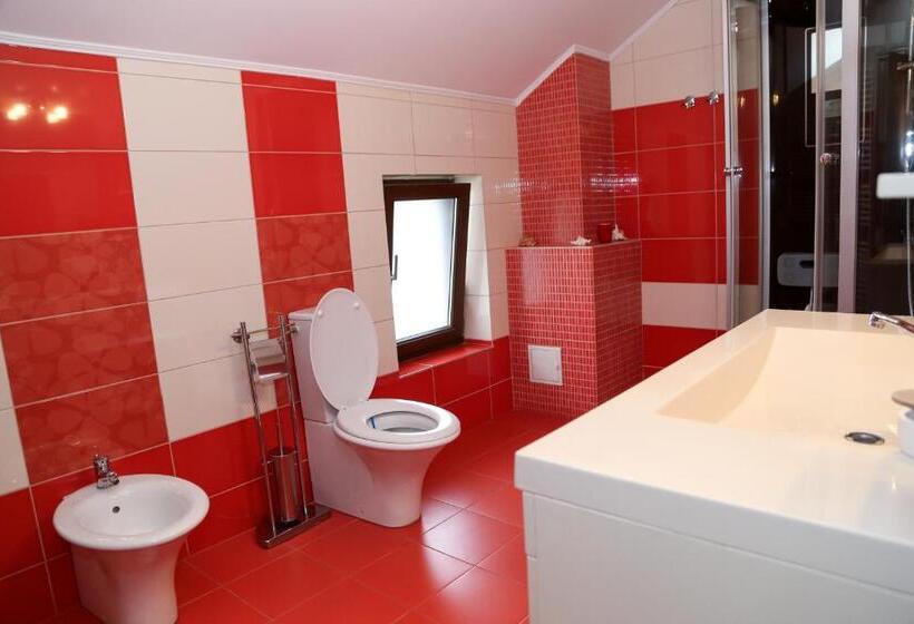 غرفة قياسية مزوَّدة بشُرفة, Oli House