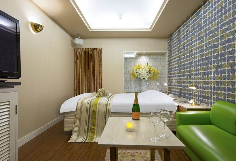 스탠다드 룸, U S Kouroen