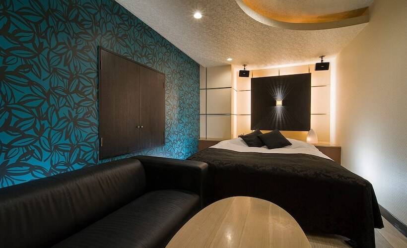 디럭스 룸, U S Kouroen