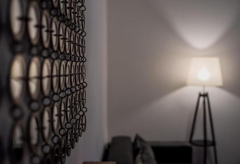 סוויטה דלוקס, Element